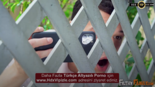 Üvey Kardeşi Masturbasyon Yaparken Onu Telefona Kaydediyor ve Olanlar Oluyor Türkçe Altyazılı